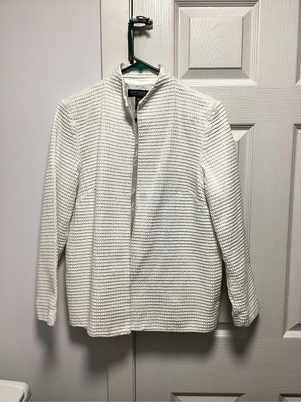 DIALOGUE Textured White Size Medium